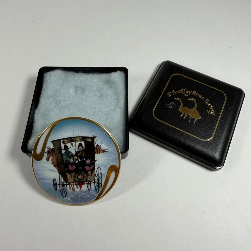 P Buckley Moss Christmas Carol Porcelain Brooch Pendant 1996‎ Anna Perenna 14168